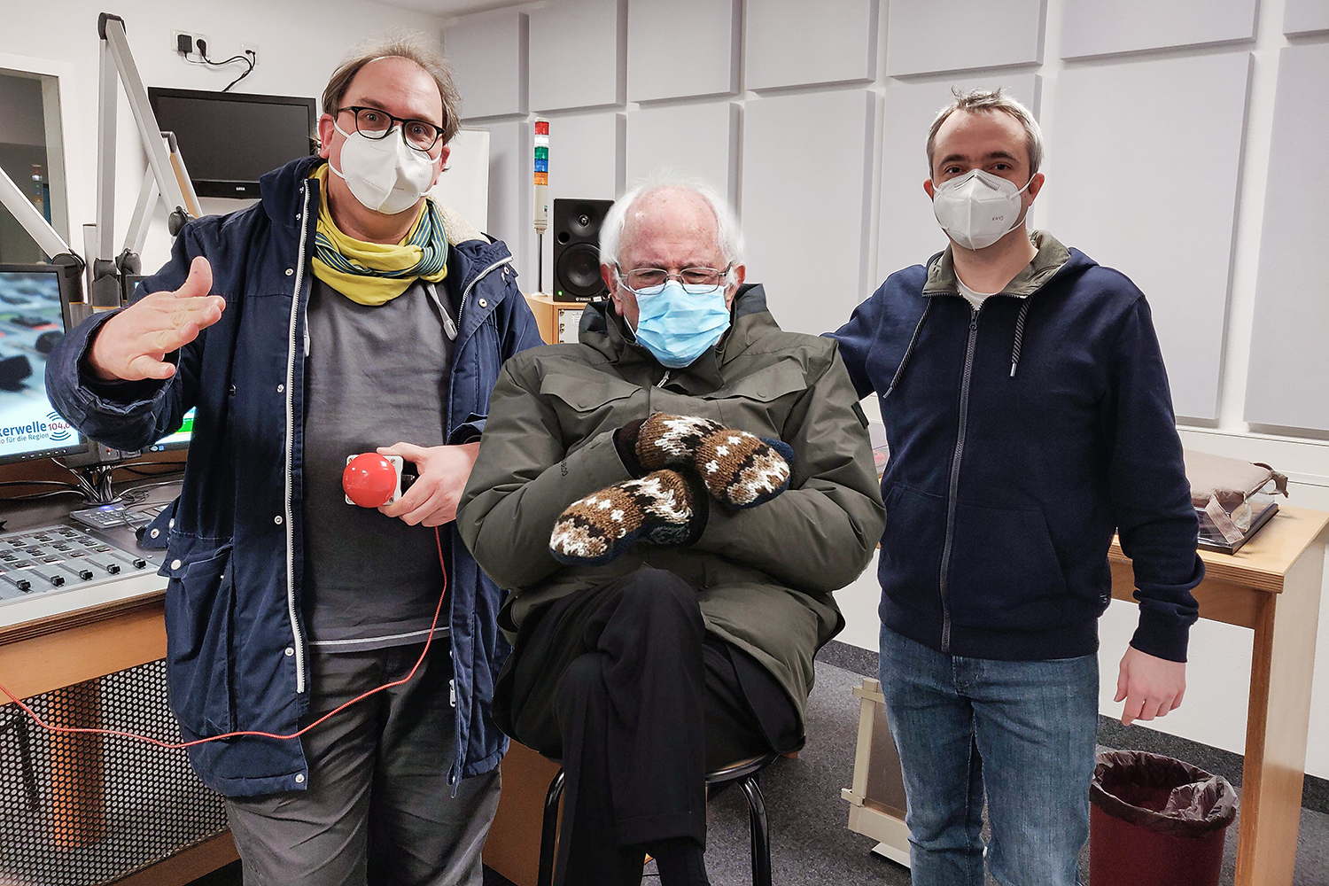 Markus Hörster und Christian Cordes zusammen mit US-Senator Bernie Sanders im Studio von Radio Okerwelle in Braunschweig nach Logbuch Digitalien Episode 49