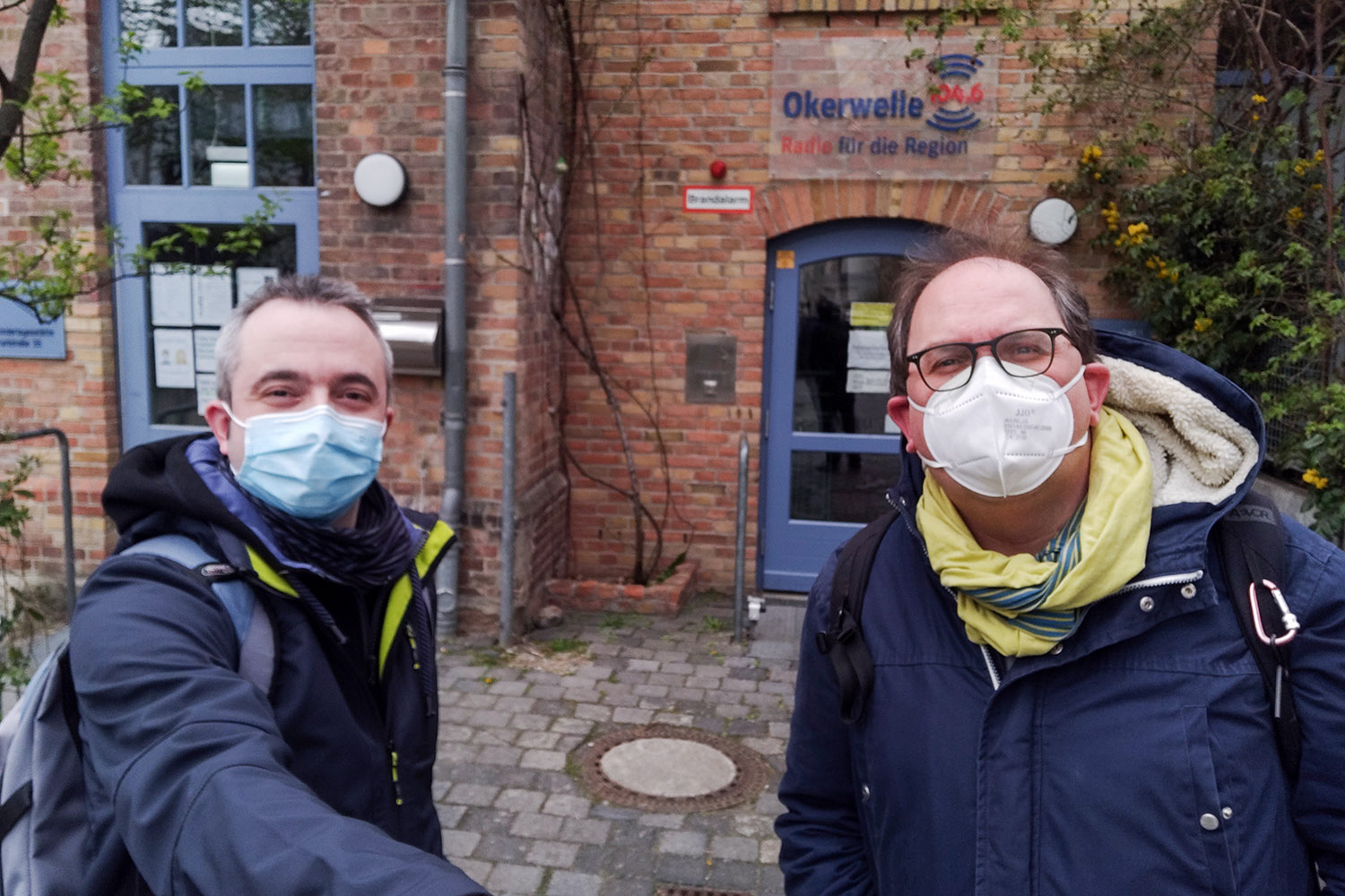 Markus Hörster und Christian Cordes vor dem Studio von Radio Okerwelle in Braunschweig nach Logbuch Digitalien Episode 52