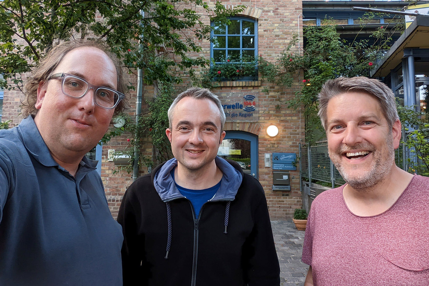 Markus Hörster und Christian Cordes vor dem Studio von Radio Okerwelle in Braunschweig mit ihrem Gast André Christen nach Logbuch Digitalien Episode 65