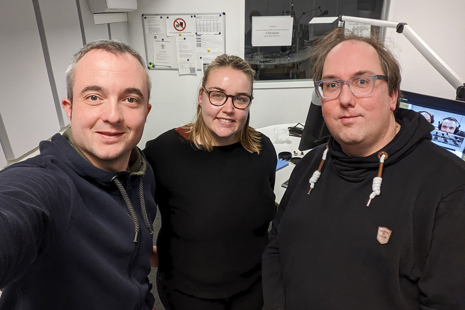 Die Moderatoren Markus Hörster und Christian Cordes mit Julia Grote vom Kirchenkreis Leine- Solling bei Logbuch Digitalien Episode 70 im Studio von Radio Okerwelle.