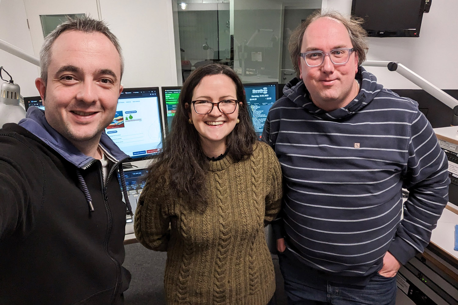 Die Moderatoren Markus Hörster und Christian Cordes mit Teresa Werner bei Logbuch Digitalien Episode 72 im Studio von Radio Okerwelle in Braunschweig.