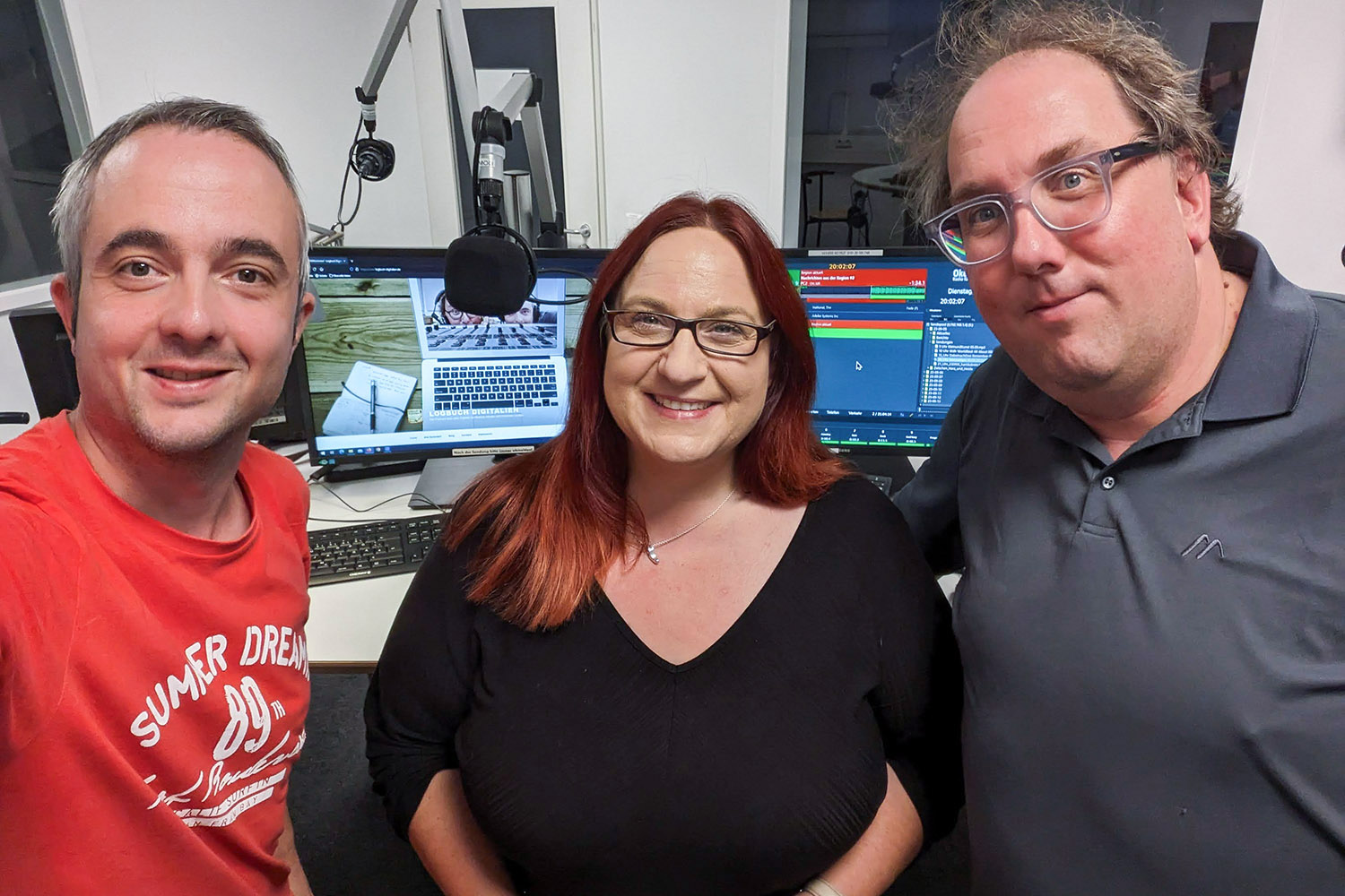 Die Moderatoren Markus Hörster und Christian Cordes mit VA Nina von Wichelhaus bei Logbuch Digitalien Episode 79 im Studio von Radio Okerwelle in Braunschweig.