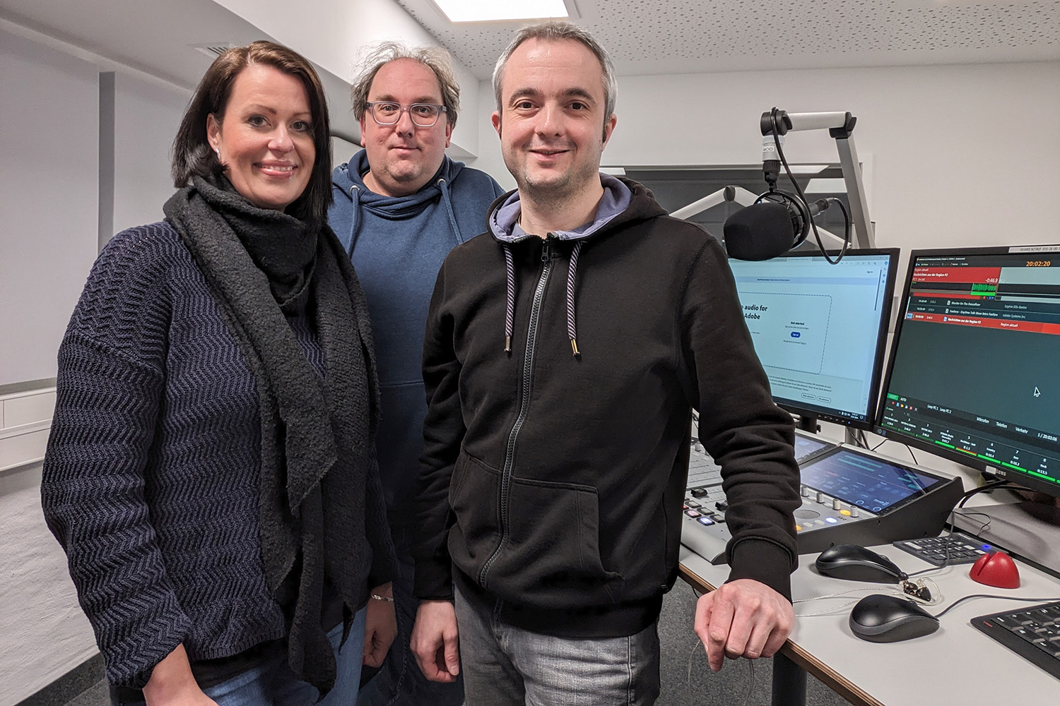Die Moderatoren Markus Hörster und Christian Cordes mit VA und Podcasterin Cordula Leonhardt bei Logbuch Digitalien Episode 83 im Studio von Radio Okerwelle in Braunschweig.